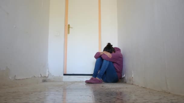 Aile Içi Şiddet Istismarın Sonucu Köşede Ağlayan Bir Kadın Görülüyor — Stok video