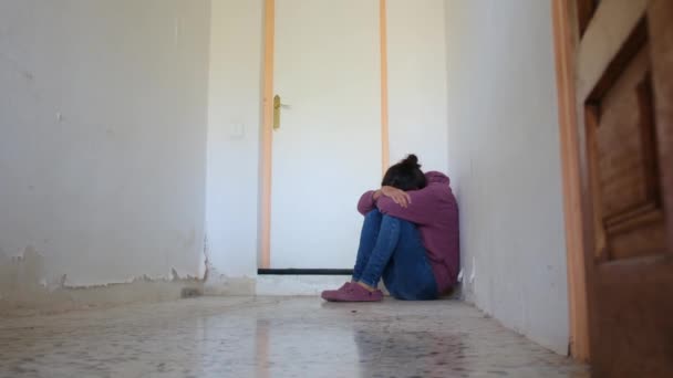 Последствия Домашнего Насилия Насилия Женщина Углу Плачет — стоковое видео
