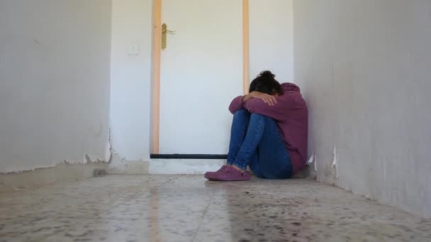 家庭暴力和虐待的后果 妇女在角落里哭泣 — 图库视频影像