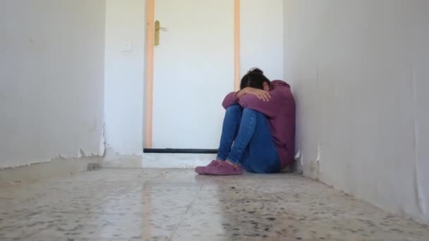 Consecuencias Violencia Doméstica Abuso Mostrando Una Mujer Esquina Llorando Lágrimas — Vídeo de stock