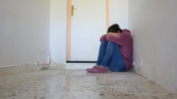 Gevolgen Van Huiselijk Geweld Misbruik Waarbij Een Vrouw Huilend Huilt — Stockvideo