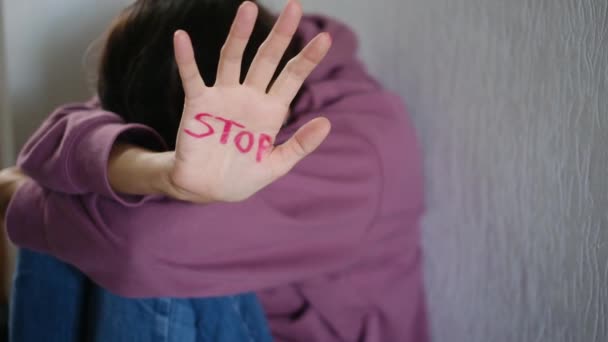 Konsekwencje Przemocy Domowej Znęcania Się Ukazujące Kobietę Widocznymi Wypasami Pobiciami — Wideo stockowe