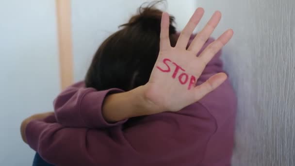 家庭内暴力と虐待の結果 彼女の顔に目に見える穀物と殴打を持つ女性を示す 厳しい言葉を伴う — ストック動画