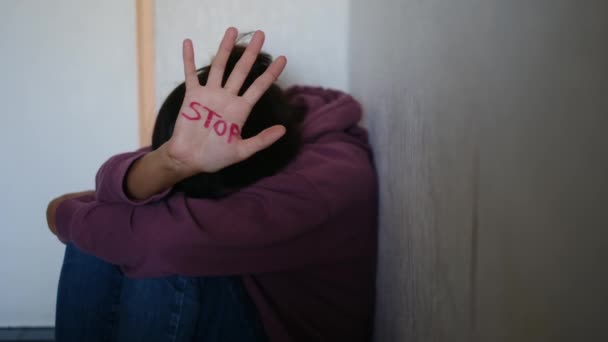 家庭暴力和虐待的后果是 一名妇女脸上有明显的擦伤和殴打痕迹 同时还带有 — 图库视频影像