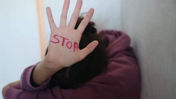 Důsledky Domácího Násilí Týrání Ukazující Ženu Viditelnými Škrábanci Bití Tváři — Stock video