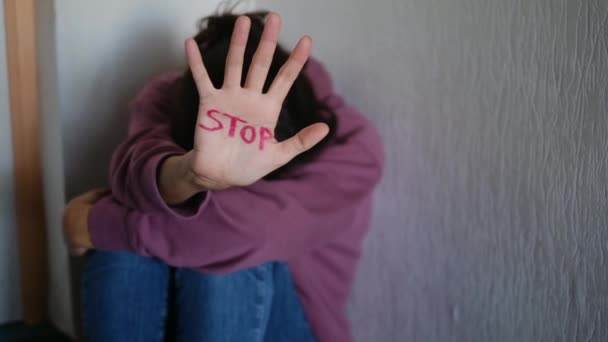 Conséquences Violence Domestique Maltraitance Montrant Une Femme Avec Des Pâturages — Video