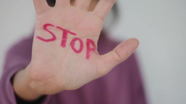 Családon Belüli Erőszak Bántalmazás Következményei Látható Horzsolásokkal Verésekkel Arcán Stop — Stock videók