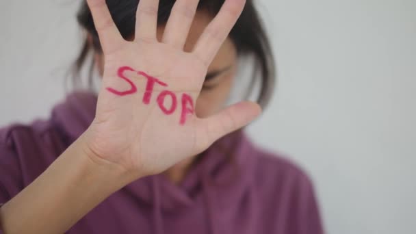 Důsledky Domácího Násilí Týrání Ukazující Ženu Viditelnými Škrábanci Bití Tváři — Stock video
