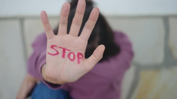 Följderna Våld Och Övergrepp Hemmet Som Visar Kvinna Med Synliga — Stockvideo