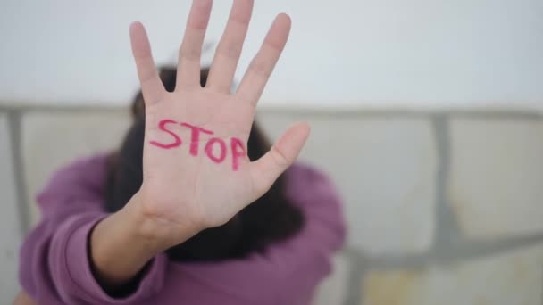 Последствия Домашнего Насилия Насилия Показывающие Женщину Видимыми Царапинами Избиениями Лице — стоковое видео