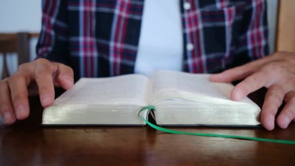 Ευσεβής Ανάγνωση Της Βίβλου Και Προσευχή Μιας Γυναίκας Συνοψίζουν Την — Αρχείο Βίντεο
