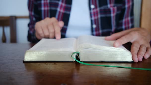 女性の献身的な聖書の読書と祈りは 神とイエス キリストへの信仰を表し 平和を体現しています — ストック動画