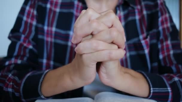 Bir Kadının Dindar Ncil Duası Tanrı Olan Inancı Umudu Ncil — Stok video