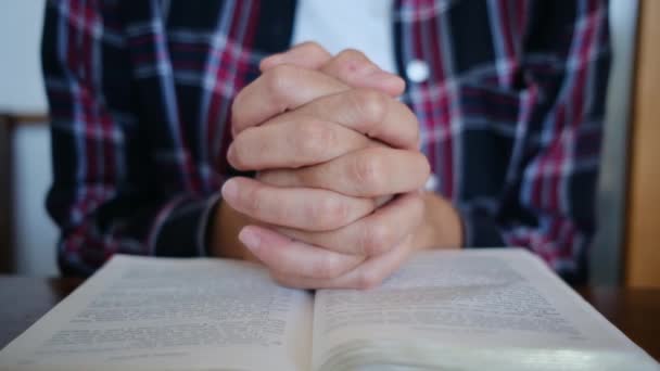 Pobożne Czytanie Biblii Modlitwa Uosabiają Wiarę Boga Jezusa Chrystusa Ucieleśniając — Wideo stockowe