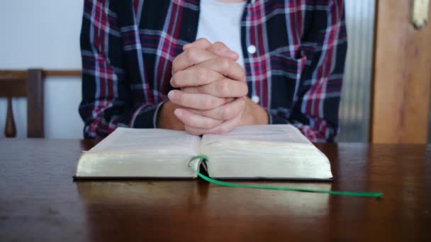 여자의 독실한 읽기와 기도는 하나님과 그리스도를 믿음을 나타내며 평화를 구현합니다 — 비디오