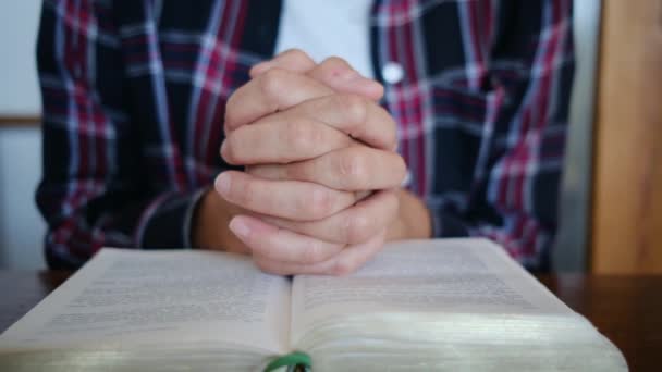 女性の献身的な聖書の読書と祈りは 神とイエス キリストへの信仰を表し 平和を体現しています — ストック動画