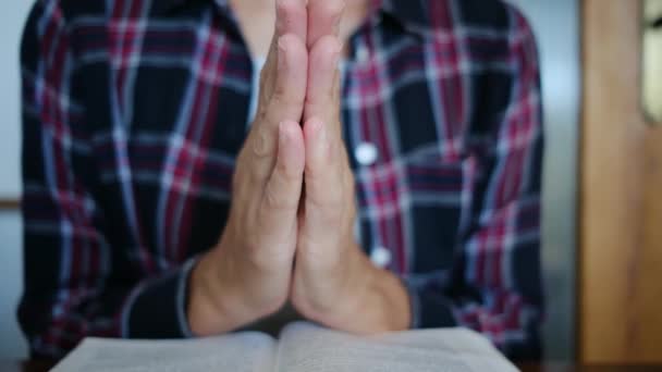 Devota Lectura Oración Bíblica Una Mujer Personifica Dios Jesucristo Encarnando — Vídeo de stock