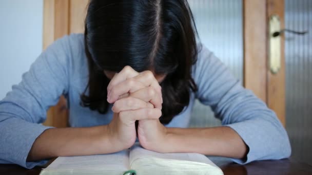 Bir Kadının Dindar Ncil Duası Tanrı Olan Inancı Umudu Ncil — Stok video