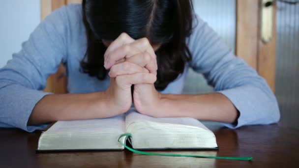 Devota Lectura Oración Bíblica Una Mujer Personifica Dios Jesucristo Encarnando — Vídeos de Stock