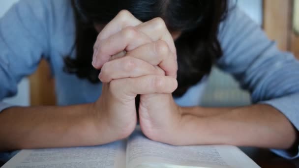 여자의 독실한 읽기와 기도는 하나님과 그리스도를 믿음을 나타내며 평화를 구현합니다 — 비디오