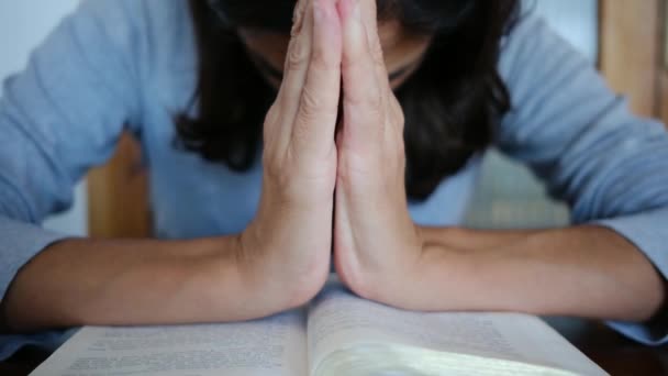 女人虔诚的圣经读经和祈祷象征着对上帝和耶稣基督的信仰 体现了希望 拯救与和平 — 图库视频影像