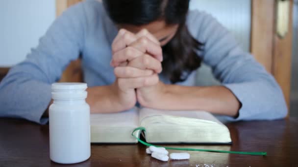 Жінка Шукаючи Детоксикації Порятунку Від Наркотиків Алкоголю Палко Молиться Біблії — стокове відео