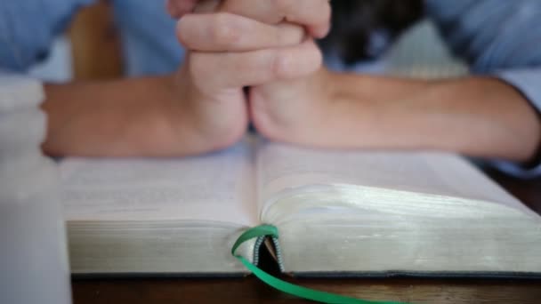 마약과 알코올로 해독과 구원을 구하는 여성은 열정적으로 성경에 기도합니다 회복과 — 비디오