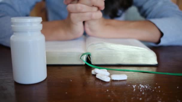 마약과 알코올로 해독과 구원을 구하는 여성은 열정적으로 성경에 기도합니다 회복과 — 비디오