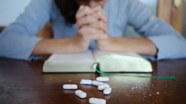 薬物やアルコールからの解毒と救済を求める女性は 聖書に熱心に祈ります 回復と癒しへの信仰主導の旅が展開する — ストック動画