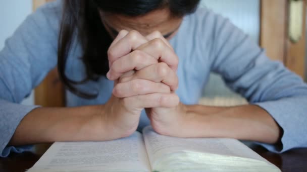 一个女人 为了从毒品和酒精中寻求解毒和拯救 热切地向圣经祈祷 她以信仰为动力的康复之旅展开了 — 图库视频影像