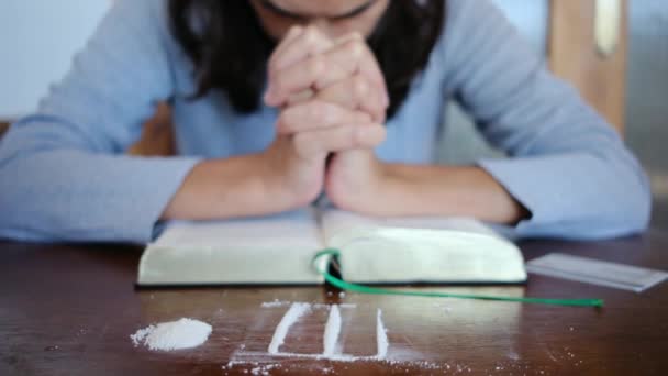 薬物やアルコールからの解毒と救済を求める女性は 聖書に熱心に祈ります 回復と癒しへの信仰主導の旅が展開する — ストック動画