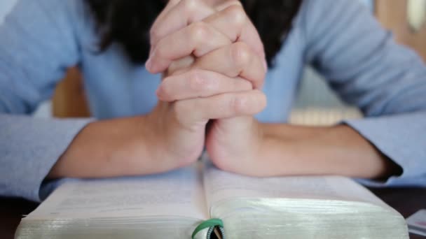 一个女人 为了从毒品和酒精中寻求解毒和拯救 热切地向圣经祈祷 她以信仰为动力的康复之旅展开了 — 图库视频影像
