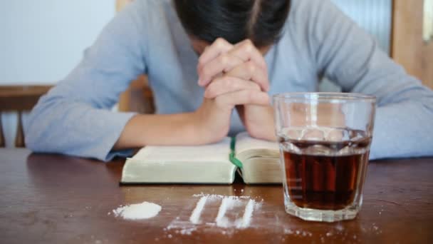 Femeie Care Caută Detoxifiere Mântuire Droguri Alcool Roagă Fervent Biblie — Videoclip de stoc