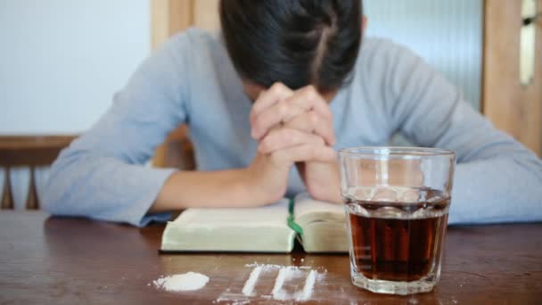 Egy Aki Méregtelenítést Megváltást Keres Drogoktól Alkoholtól Buzgón Imádkozik Bibliához — Stock videók