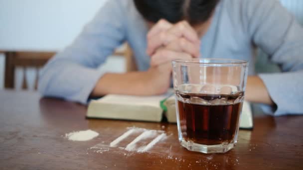 Žena Která Hledá Detox Spásu Drog Alkoholu Vášnivě Modlí Bibli — Stock video