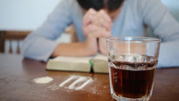 Kobieta Szukająca Odtrutki Zbawienia Narkotyków Alkoholu Żarliwie Modli Się Biblii — Wideo stockowe