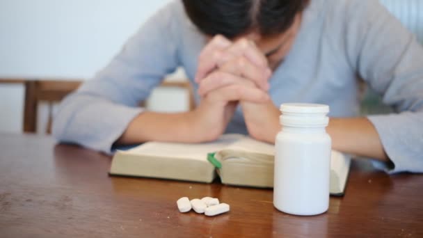 Женщина Ищущая Детоксикации Спасения Наркотиков Алкоголя Горячо Молится Библии Путь — стоковое видео
