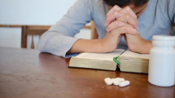 Женщина Ищущая Детоксикации Спасения Наркотиков Алкоголя Горячо Молится Библии Путь — стоковое видео