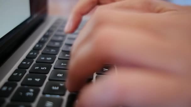 Närbild Kvinnliga Händer Sms Laptop Tangentbord — Stockvideo