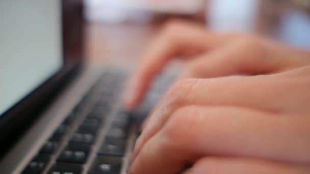 Close Kvindelige Hænder Sms Laptop Tastatur – Stock-video