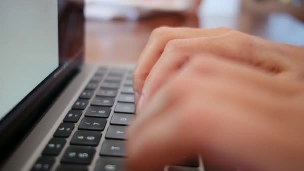 Close Van Vrouwelijke Handen Sms Laptop Toetsenbord — Stockvideo