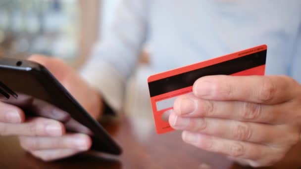 Feche Mão Mulher Segurando Smartphone Cartão Crédito Fazendo Compras Line — Vídeo de Stock