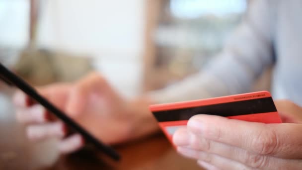 Blisko Kobiety Trzymającej Smartfona Kartę Kredytową Robiącej Zakupy Online Domu — Wideo stockowe