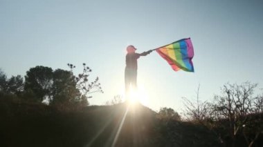 Gökkuşağı lgbt bayraklı çocuk silueti 