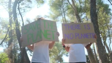 Posteri Kurtarın adlı gezegende gönüllü çocuklar. Forest Park 'ta elinde plastik pankart olmayan bir çocuk eylemci. Gençler Küresel Isınmaya karşı savaşıyor, çöpleri geri dönüştürüyor. Ekoloji çevresel sorunu