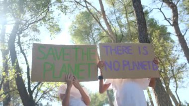 Posteri Kurtarın adlı gezegende gönüllü çocuklar. Forest Park 'ta elinde plastik pankart olmayan bir çocuk eylemci. Gençler Küresel Isınmaya karşı savaşıyor, çöpleri geri dönüştürüyor. Ekoloji çevresel sorunu