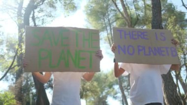 Posteri Kurtarın adlı gezegende gönüllü çocuklar. Forest Park 'ta elinde plastik pankart olmayan bir çocuk eylemci. Gençler Küresel Isınmaya karşı savaşıyor, çöpleri geri dönüştürüyor. Ekoloji çevresel sorunu
