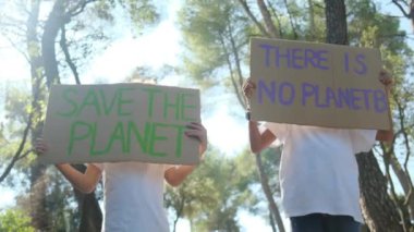 Posteri Kurtarın adlı gezegende gönüllü çocuklar. Forest Park 'ta elinde plastik pankart olmayan bir çocuk eylemci. Gençler Küresel Isınmaya karşı savaşıyor, çöpleri geri dönüştürüyor. Ekoloji çevresel sorunu