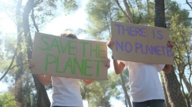 Posteri Kurtarın adlı gezegende gönüllü çocuklar. Forest Park 'ta elinde plastik pankart olmayan bir çocuk eylemci. Gençler Küresel Isınmaya karşı savaşıyor, çöpleri geri dönüştürüyor. Ekoloji çevresel sorunu