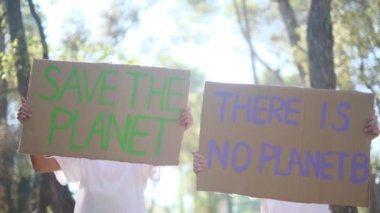 Posteri Kurtarın adlı gezegende gönüllü çocuklar. Forest Park 'ta elinde plastik pankart olmayan bir çocuk eylemci. Gençler Küresel Isınmaya karşı savaşıyor, çöpleri geri dönüştürüyor. Ekoloji çevresel sorunu
